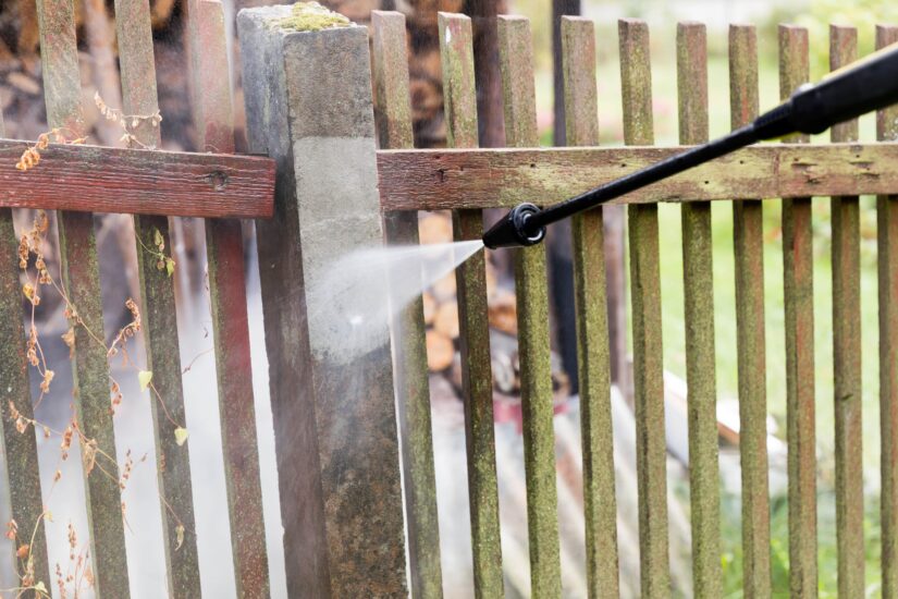Fence Strut Cleaning WIth A Pressure Cleaning Device